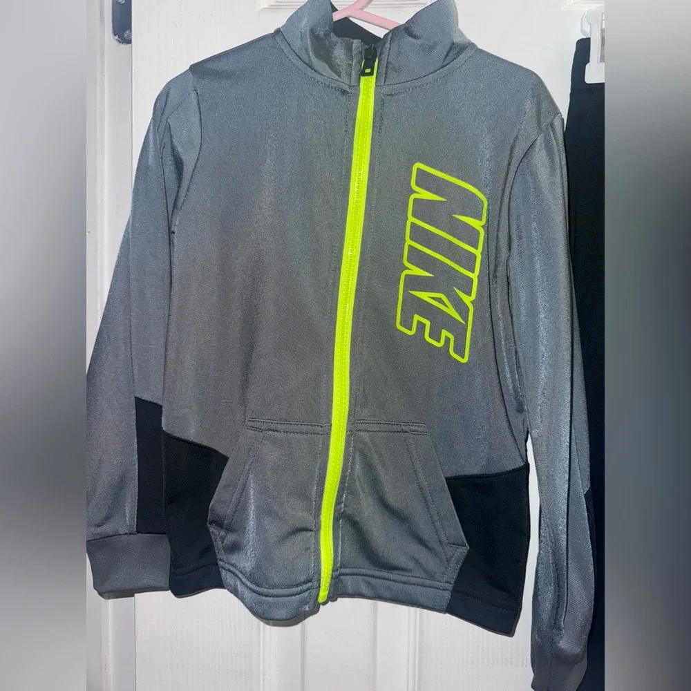 Nike Boys 2-Piece Track Set Full Zip Jacket Jogger Pants Gray Black 4T